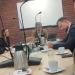 Katowice wracają do planowania sportu. 100 tys. zł na opracowanie nowej strategii grupa radnych za stołem podczas posiedzenia rady miasta