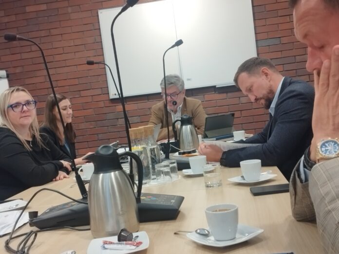 rada_miasta-Hokulani Meteau2 grupa radnych za stołem podczas posiedzenia rady miasta