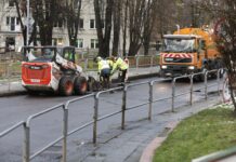 Rozpoczęła się przebudowa nawierzchni ul. Iłłakowiczówny Ludzie kopiący w drodze