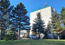 Obiekt hotelowy Senator w likwidacji Hotel a przed nim drzewa