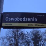 Mieszkańcy żądają zmian. Petycja w sprawie korków na Oswobodzenia trafiła do prezydenta brążowa tabliczka z nazwą ul. Oswobodzenia