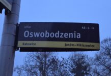 Mieszkańcy żądają zmian. Petycja w sprawie korków na Oswobodzenia trafiła do prezydenta brążowa tabliczka z nazwą ul. Oswobodzenia
