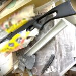 Strzelał z balkonu, a potem wyszedł z maczetą