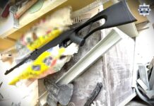 Strzelał z balkonu, a potem wyszedł z maczetą