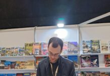 Historia, która się nie zatrzymuje. Michał Bulsa opowiada o Śląsku Mężczyzna podpisujący książki