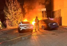 Pożar luksusowych aut na Zawodziu. Spłonęły BMW i mercedes dwa płonąca w nocy auta