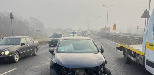 Uwaga kierowcy: zdarzenie na DTŚ w stronę Chorzowa. Dwa pasy zablokowane samochód po wypadku