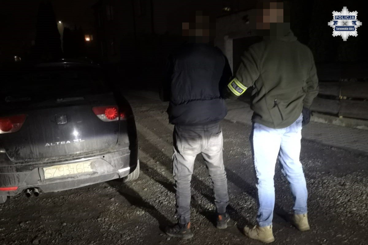 Seat z tekturową tablicą rejestracyjną. Jego kierowca pod wpływem amfetaminy