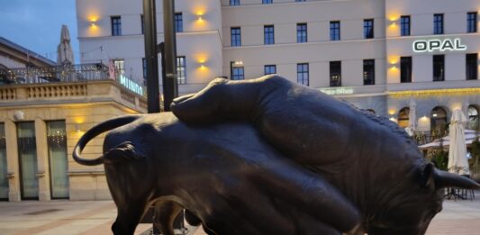 100 tys. zł na Kocura to za dużo, ale na „byka” i Beboki jakoś nikt nie oszczędza Rzeźba Byka na dworcowej