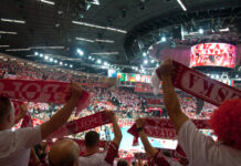 Katowice współgospodarzem siatkarskich MŚ 2027. Spodek znów na mapie mundialu Ludzie z szalikami w spodku