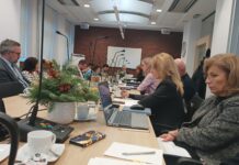 Deficyt Katowic na koniec 2025 ma wynieść 495 mln zł. Co zmieniono w budżecie? Ludzie siedzący przy mikrofonach