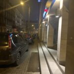 Centrum Katowic zakorkowane… na chodnikach. Straż miejska reaguje za słabo? Zaparkowane auta na chodniku