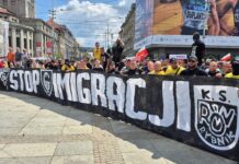 Nielegalna imigracja pod „ochroną” kiboli? Śląska Policja i Straż Graniczna zatrzymały podejrzanych flaga STOP imigrantom w trakcie protestu kiboli w Katowicach