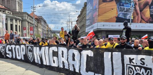 Nielegalna imigracja pod „ochroną” kiboli? Śląska Policja i Straż Graniczna zatrzymały podejrzanych flaga STOP imigrantom w trakcie protestu kiboli w Katowicach