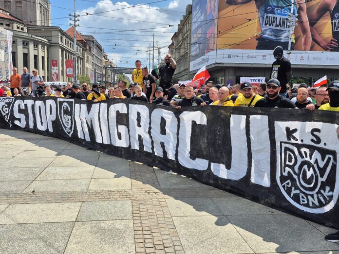flaga STOP imigrantom w trakcie protestu kiboli w Katowicach