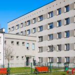 Budynek przy Francuskiej 80 po generalnym remoncie. Lepsze warunki dla mieszkańców i uczniów Budynek a przed nim park