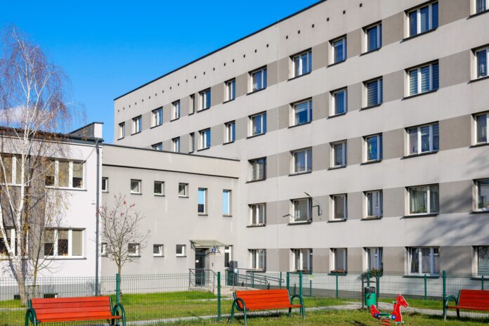 Nieruchomość przy ul. Francuskiej 80 (6) Budynek a przed nim park