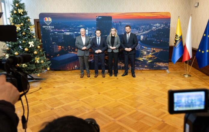 Ludzie stojący na tle zdjęcia panoramy miasta