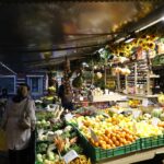 Targ po zmroku na placu Miarki – świąteczny klimat i zakupy Owoce na targu