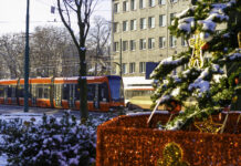 Świąteczne zmiany w kursowaniu Transportu GZM Tramwaj jadący po torowisku