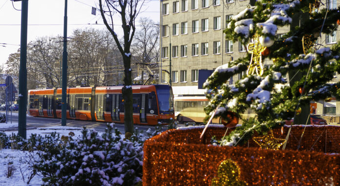 Tramwaj jadący po torowisku