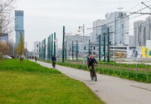 Katowice modernizują trasę rowerową wzdłuż ul. Chorzowskiej Ludzie na rowerach na ścieżce
