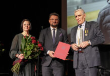 Katowice czekają na zgłoszenia kandydatur do nagród dla społecznie zaangażowanych osób i organizacji Ludzie na scenie z kwiatami i statuetką