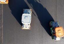 Muchowiec w przebudowie. Na pasie układają asfalt i montują oświetlenie Walce na asfalcie