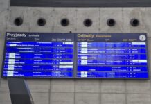 Dworzec w Katowicach poczeka na modernizację systemu informacji pasażerskiej Niedziałająca tablica na dworcu w Katowicach