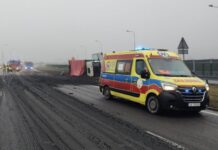 A1 zablokowana po wypadku ciężarówki. Trzy pasy ruchu zasypane ładunkiem