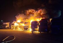 Potężny pożar ciężarówek. Strażacy walczyli z ogniem do rana