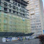 Wielka płyta spadła na chodnik w Katowicach Apartamentowiec w budowie