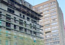 Wielka płyta spadła na chodnik w Katowicach Apartamentowiec w budowie