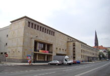 Remont chodnika przy Pałacu Młodzieży poza planem. MZUiM ma „monitorować” Pałac Młodzieży