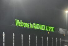 Lot do Dortmundu przerwany. Nagły zwrot akcji na pasie startowym w Pyrzowicach Napis „Welcome to Katowice Airport” na budynku terminala w Pyrzowicach nocą.