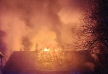 Kolejny pożar w Szopienicach. Na miejscu siedem zastępów straży pożarnej Strażacy gaszą pożar opuszczonego budynku nocą – z dachu wydobywają się płomienie i gęsty dym, przed budynkiem leżą rozwinięte węże gaśnicze.