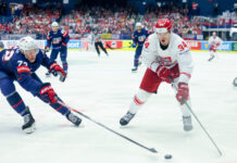 Piłkarzom się nie udało, czas na hokeistów. Ruszyła sprzedaż biletów na mistrzostwa świata Zawodnik reprezentacji Polski walczy o krążek podczas meczu hokejowego z drużyną USA na lodowisku, w tle widoczni kibice na trybunach.