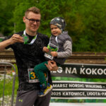 Finał Biegu na Kokocińcu. Po pięciu latach wyjątkowe pożegnanie w Lesie Panewnickim Mężczyzna trzymający dziecko na rękach