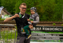 Finał Biegu na Kokocińcu. Po pięciu latach wyjątkowe pożegnanie w Lesie Panewnickim Mężczyzna trzymający dziecko na rękach