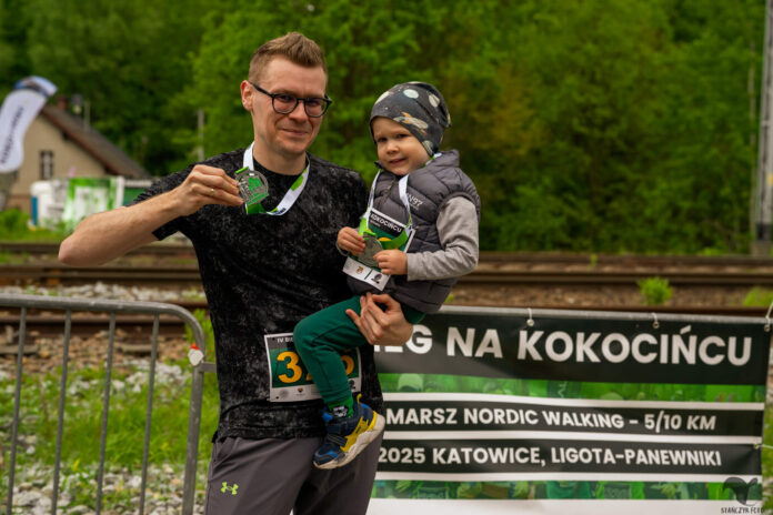 Mężczyzna trzymający dziecko na rękach