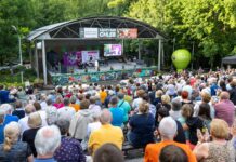 Makaron, kluski i Robert Makłowicz. Festiwal Miast Partnerskich wraca do Katowic Ludzie siedzący i patrzący w kierunku sceny