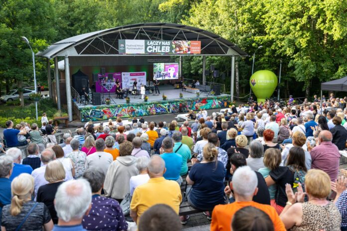 Festiwal co roku przyciąga do parku Zadole tłumy mieszkańców_fot. S. Rybok Ludzie siedzący i patrzący w kierunku sceny