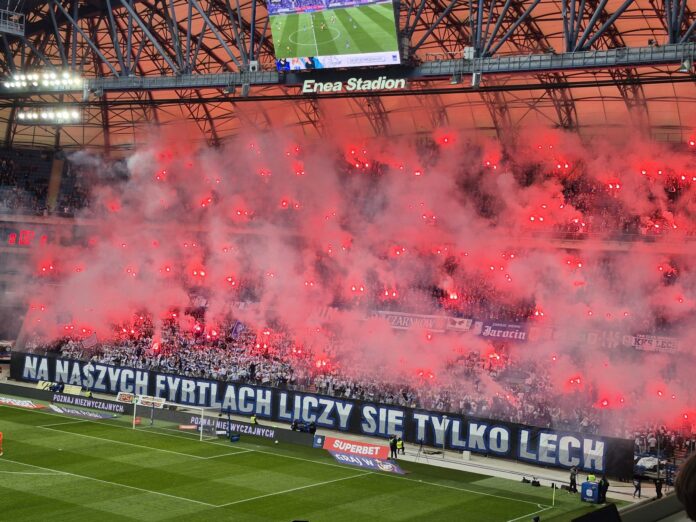 Trybuna kibiców Lecha podczas meczu z GieKSą